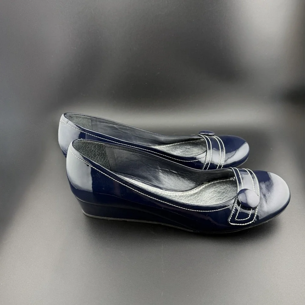 Gianni Bini Women's Navy Blue 8M Patent Leather Wedge Heels Button Detail New - Picture 2 of 7